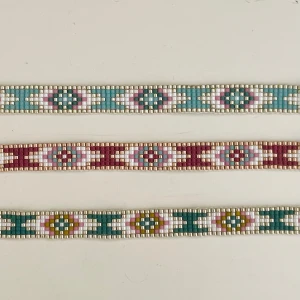 handgjorda armband  - handgjorda pärlarmband med spännen💗gjorda med Miyuki delica beads storlek 11/0, det med guldpärlor har ett annat slags spänne som man snurrar på🫶 100 kr styck, kontakta vid intresse💞