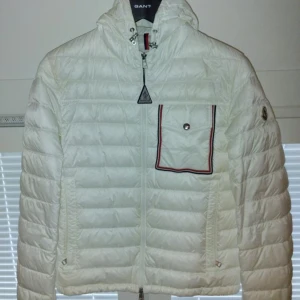 Moncler jacka - En jätte fin vit Moncler jacka i storlek M, köpt från Moncler butiken i Stockholm. Den är inte använd så mycket  och fortfarande i bra skick. Pris kan diskuteras vid snabbköp.