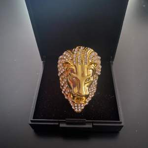 Guldig lejon-ring med diamanter