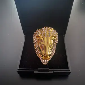 Guldig lejon-ring med diamanter