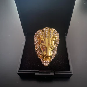 Lejon-ring - Guldig lejon-ring med diamanter