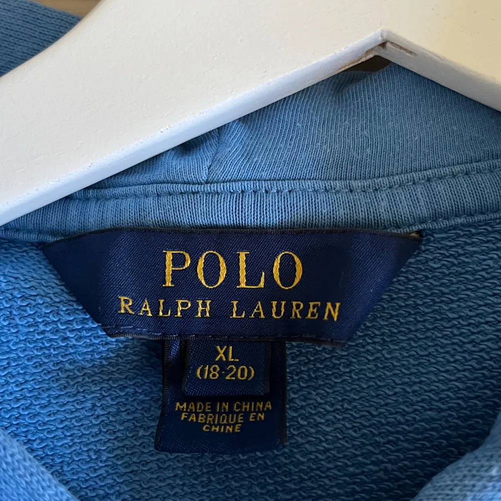 Hej, jag säljer min blåa polo zip hoodie. Nypris 1000kr mitt pris 500kr 🔥den är i nyskick. Pris kan diskuteras vid snabb affär.. Hoodies.