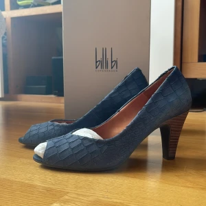 Billi bi högklackad sko, peep toe, gråblå - Nyskick, 7,5 cm klack, öppen tå. Billi bi. Mocka croc material, blågrå. Strl 38. Supersnygga!