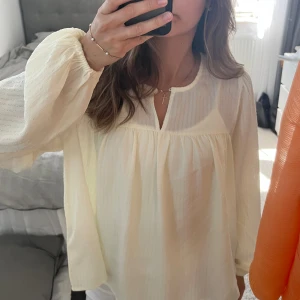 Blus  - Vit blus från Vila o storlek 38! Helt oanvänd har endast klippt prislappen💘