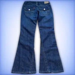 Ett par jätte fina lågmidjade och bootcut True religion jeans i ett jätte fint skick!💙 hör av dig ifall du har frågor!😊