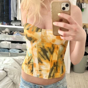 Korsett topp - Jättesnygg korsett topp som tyvärr är för liten för mig!