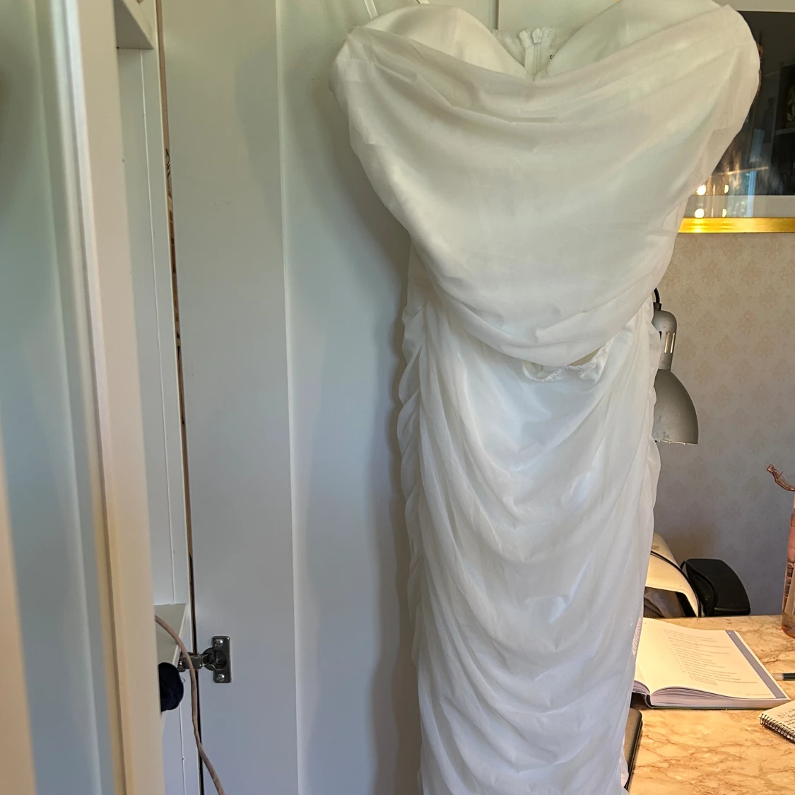 Supersnygg vit korsettklänning