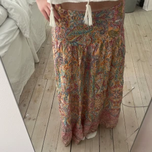 Långkjol - Jättefin mönstrad långkjol! Det står onesize på men skulle säga att det är xs/s möjligtvis att den passar m