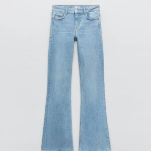 Jeans  - Skitsnygga lågmidjade jeans från zara!🎀🧚🏼‍♀️🥹 (bootcut/flare) tyvärr förstora för mig