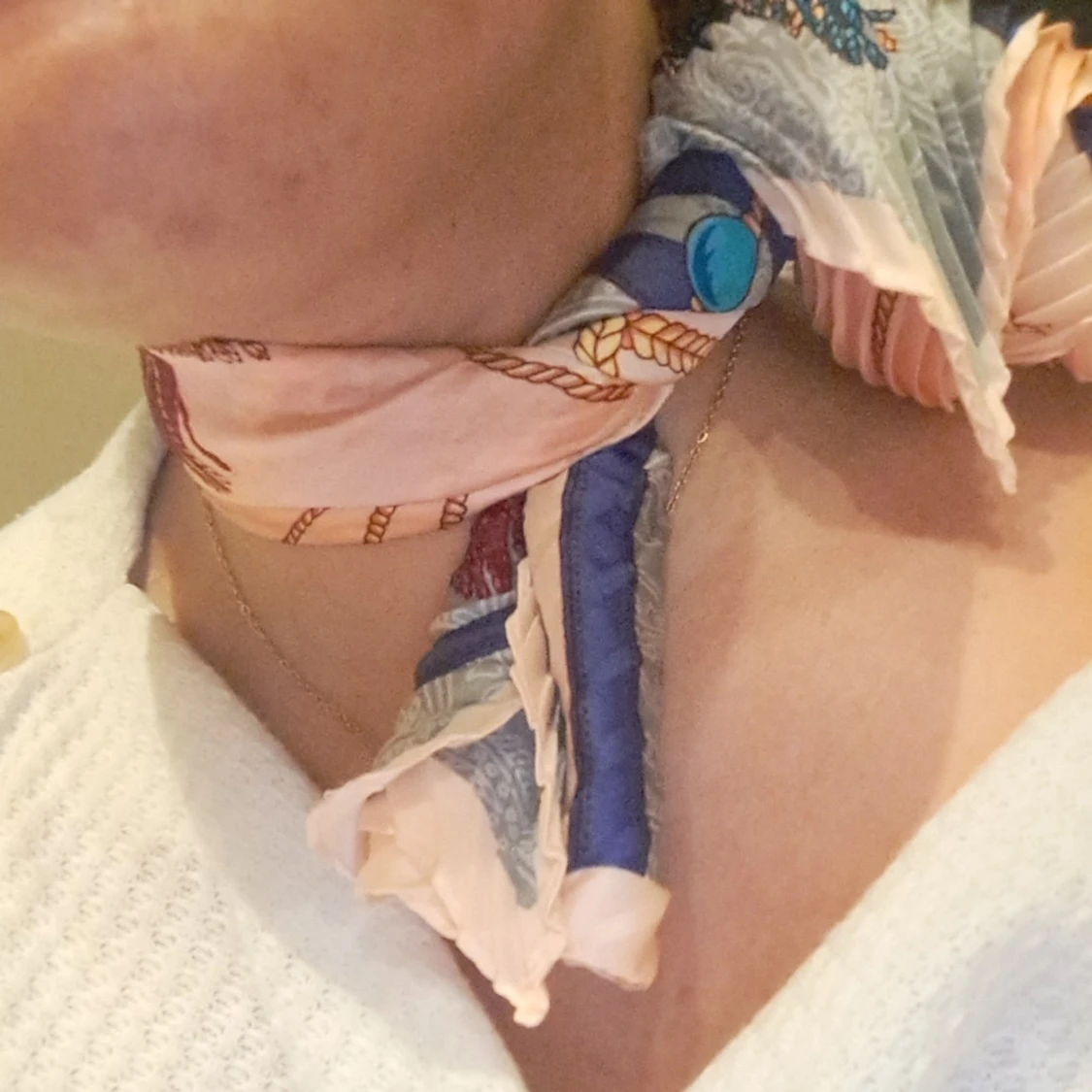 Flerfärgad halsduk med tofsar - 92