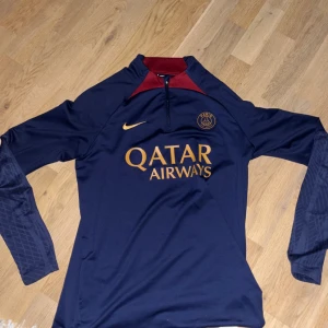 Psg tröja - Säljer min psg tröja för att jag aldrig använder den längre  Skick 10/10