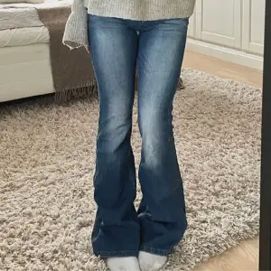 Jätte fina lågmidjade bootcut jeans som passar xxs-s. Midjemått är 68 med stretch och innerben är 79 cm! Priset är diskuterbart💞💞