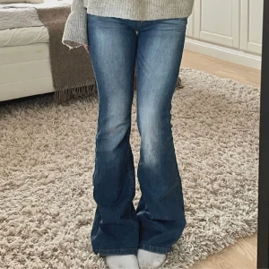 Lågmidjade bootcut jeans  - Jätte fina lågmidjade bootcut jeans som passar xxs-s. Midjemått är 68 med stretch och innerben är 79 cm! Priset är diskuterbart💞💞