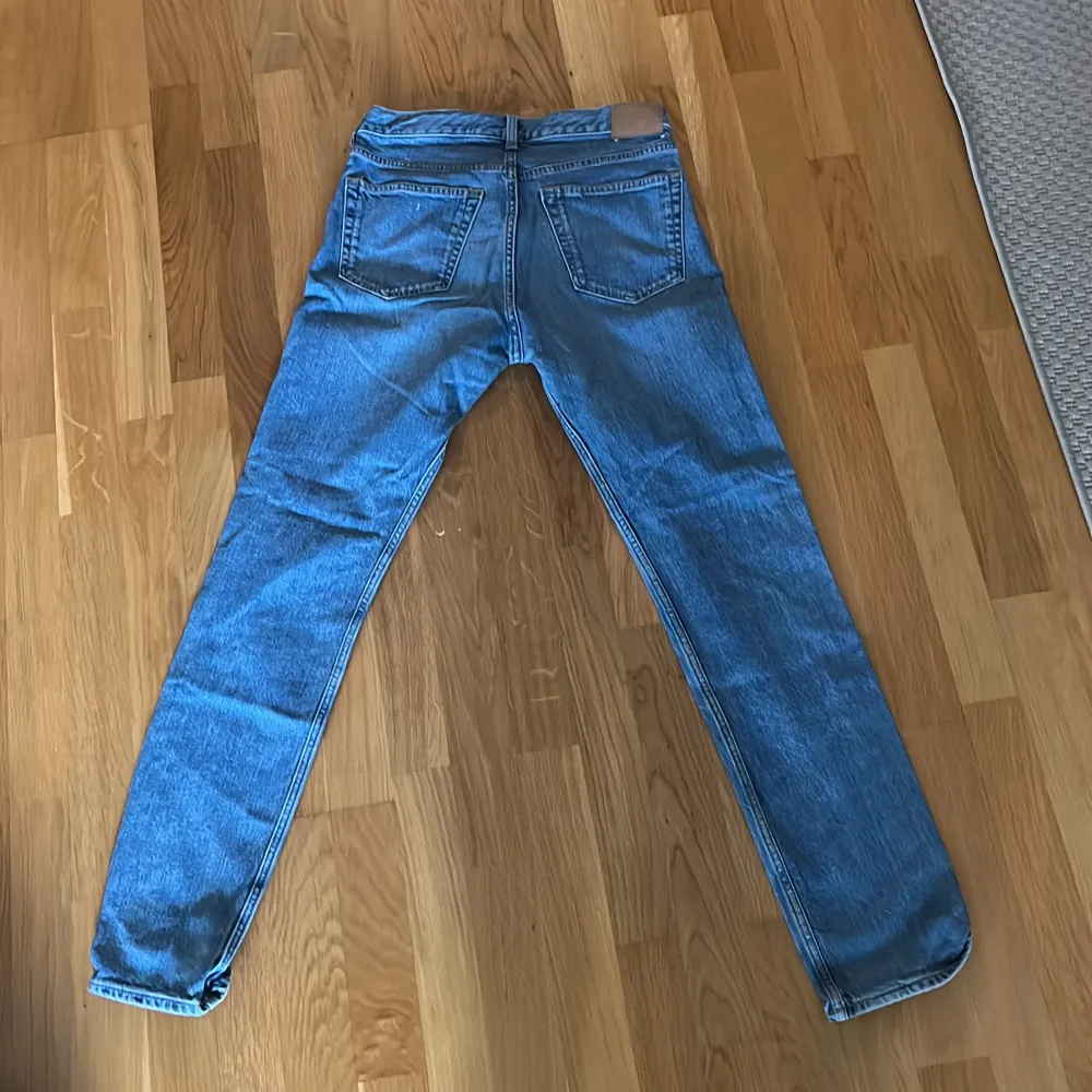 Ett par blå jeans från Weekday i storlek W28 L32. Modellen är Easy Regular Straight Jeans.. Jeans & Byxor.