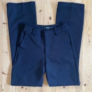 Fina kostymbyxor BikBok - Säljer dessa superfina kostymbyxor i storlek 34 från Bik Bok då de är för korta för mig. De är använda men utan tecken på det. Modellen är rak/lite bootcut med mid waist. Hör gärna av dig vid frågor/för mått!💞
