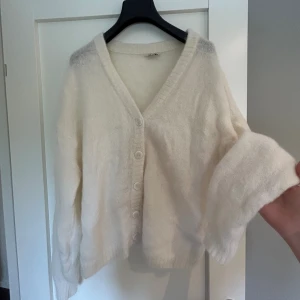 Kofta i ullblandning - Säljer denna fina kofta i ullblandning från Cubus. Endast använd 1 gång därav är koftan i nyskick! Färgen är off white, materialet är mjukt och sticks inte. Storlek L men passar även storlek S-M. 🤍