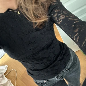 Spetstopp - Säljer denna snygga långärmade topp i spets med öppen rygg😇 Hottar ingen storlek men passar mig som ofta bär S
