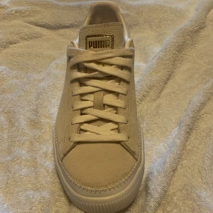 Puma skor - Ett par beiga puma skor  Oanvända Stlk 40 (känns som stlk 39 då dom är små i storlek)