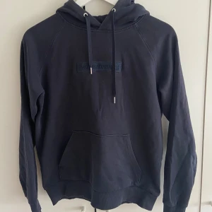 Hoodie  - Säljer min peak performance hoodie för en billig peng! Skicket är 7/10! Pris kan diskuteras. Hör gärna av dig vid frågor! 