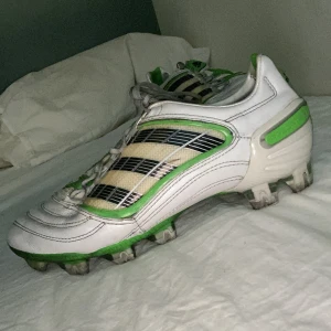 Adidas predators x champions League 2010  - Ganska bra skick man behöver bara rengöra den lite så blir det bra . 