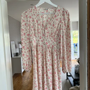 Blommig klänning - Blommig klänning från indiska. Super fin! Har används en gång så är i nyskick. Stl xs med skulle passa även en S