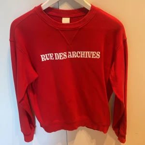 Röd sweatshirt från H&M - Röd tjocktröja från HM Fint skick  Knappast använd Xs 💗