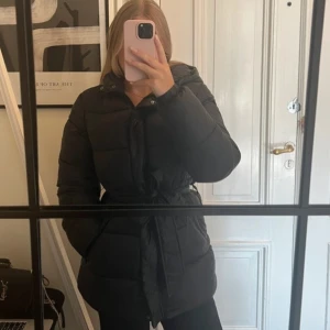 Vinterjacka - Vinterjacka från vero modas Pieces! Använd 1 vinter, men haft flera vinterjackor samtidigt så använd fåtal gånger🤍
