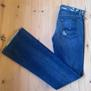 7 for all mankind lowwaist jeans - Lågmidjade bootcut 7 for all mankind jeans i mycket bra skick som säljs då de är lite små, w25/xs skriv privat för mått eller fler bilder, kan tänka mig att gå ner i pris vid snabb affär 💕💕