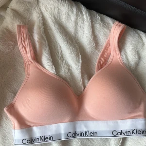 Calvin Klein bh - Säljer denna helt oanvända CK bh:n i storlek M i en ljusrosa aktig nyans. Skriv vid intresse 💓 Nypris 549kr