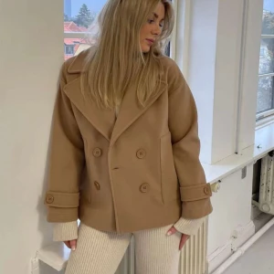 Design by si kappa  - (Första bilden är lånad från hemsidan)  Säljer skit snygg design by si kappa i storlek S. Nypris 757kr.  Inga slitage eller defekter då den knappast är använd. 