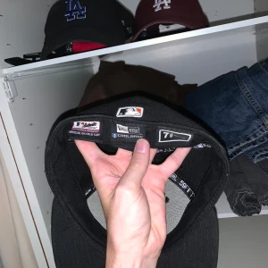 Keps fitted New Era  - San francisco Giants New Era fitted keps.  Storlek: 58,7cm or size 7-3/8  Kepsen är i bra skick.