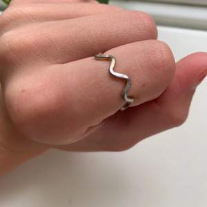 Silver ring!💍 Använt skick💘 Justerbar, skriv privat för fler bilder! Säljer pga att jag bara använder guldsmycken🫶🏼 Kommer inte ihåg vart jag köpte den🙈