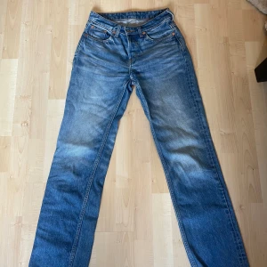Mid Waist jeans weekday - Blå mid waist jeans från Weekday W26/L32 🤗knappt använda 