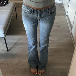 Jeans! - Jeans från brandy, low rise, i storlek s. Lite upptrampade, visas i bild 2, övrigt i bra skick! 