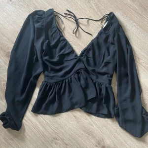 Blus - V-ringad svart blus! Fint skick. Köparen står för frakten och betalning sker via Swish 🙏🏼