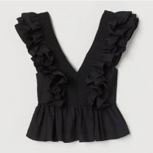 Hm volang topp - Säljer min så så snygga volangtopp från Hm🩷är i storlek S/36 och sitter bra på mig som vanligtvis har storlek xs/s