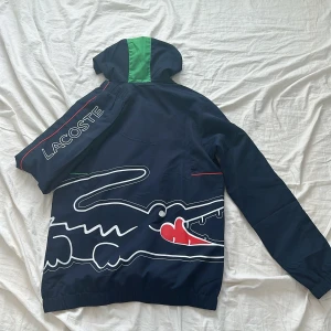 Lacoste Tracksuit  - Helt ny lacoste Tracksuit för 1299kr storlek Xs-S helt ny aldrig använd, 10/10 skick och kontakta mig gärna om ni vill köpa. Priset går att sänkas!