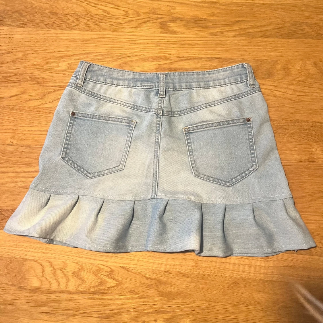 Lågmidjad jeanskjol med volang  - 90