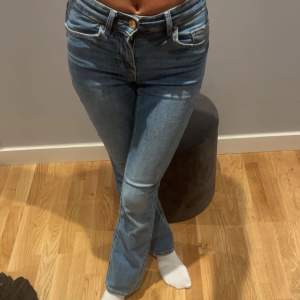 Säljer ett par jeans från vero moda, dom är i storlek xs och längd 32. Använd få tal gånger, jätte fina och super sköna. Nypris 500 🩷