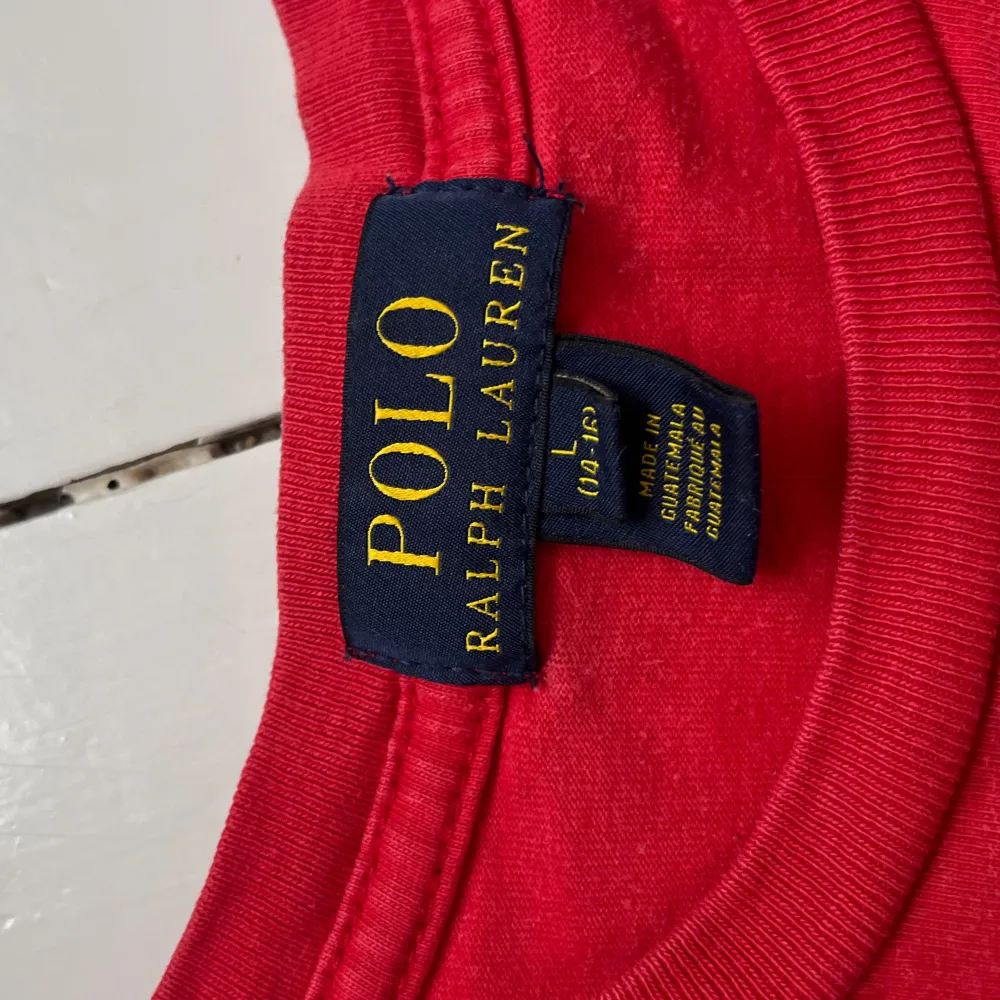 Säljer en röd Ralph lauren t-shirt där RL märket är svart, den är knappt använd o i bra skick😁 Storleken är barn L men den sitter som XS/S. T-shirts.