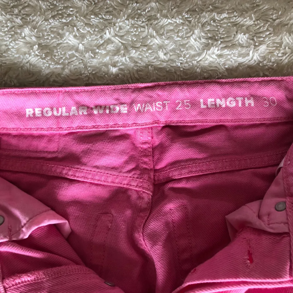 Högmidjade jeans i rosa💕  Dem har en liten fläck på de vänstra benet (sista bilden) Kontakta mig om du är intresserad eller har frågor😁. Jeans & Byxor.