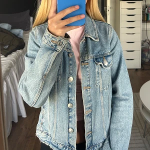 Jeansjacka  - Denna jeansjacka är använd en del men är i bra skick. Det finns fickor i sidorna, på bröstet och även innerfickor. Skulle säga att den är liten i storleken då jag i vanliga fall har storlek xs. Köpte den för ca 400 eller 500 kr ny.