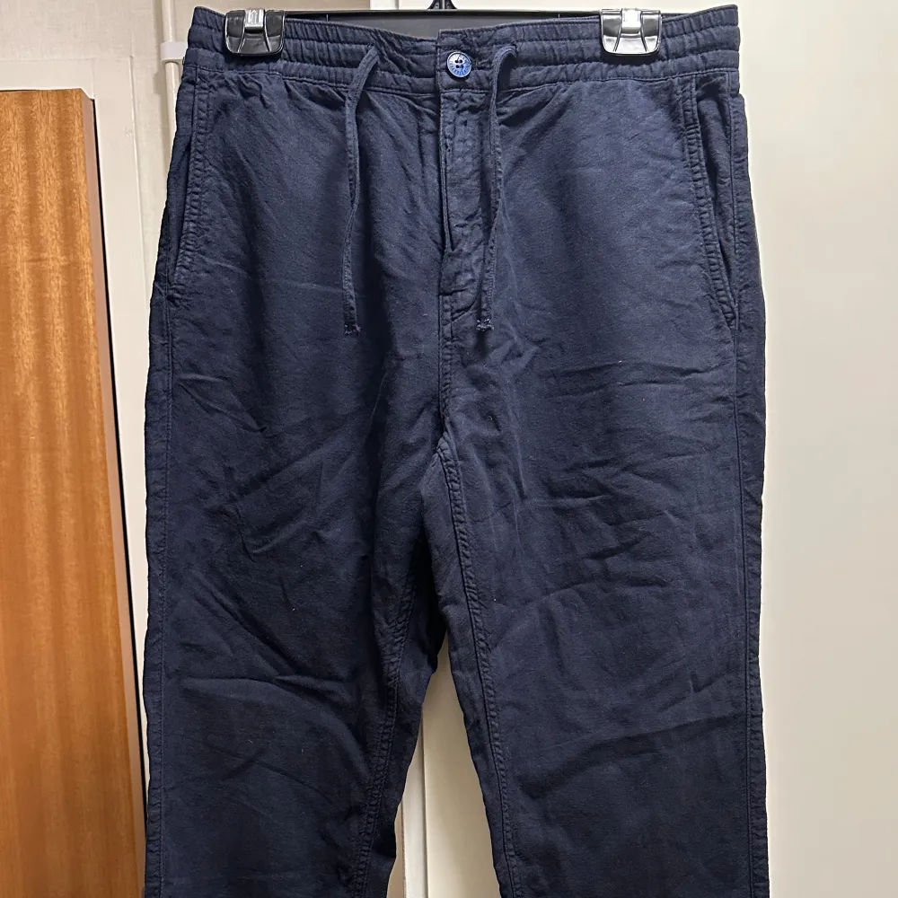 Linneblandade byxor i mörkblå med fickor. Regular fit. Storlek w36,L32. Jeans & Byxor.