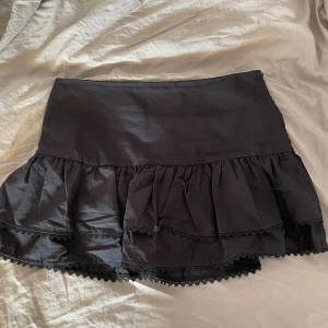 Zara kort volang kjol - Söt kjol från zara som aldrig är använd. Strl L men passar s-m. Köpt för 329kr. 