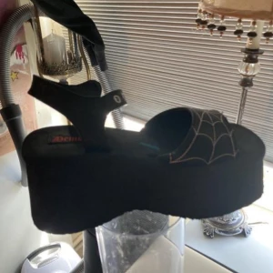 Demonia plattform skor, öppen tå - Storlek 38 Använts cirka 3 gånger, men fortfarande bra skick. Öppen tå o spindel detaljer.