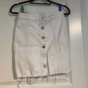 Kjol - Vit kjol med knappar från Gina tricot, knappt använd. Frakt tillkommer