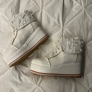 Kawaii skor - Helt oanvända vita kawaii platåskor, köptes för längesen men tyvärr i helt fel storlek så har aldrig kunnat använda dem. Osäker på exakta storlek men skulle gissa runt 43/44. !!Köparen står för frakten, tar ej ansvar för postens slarv!!