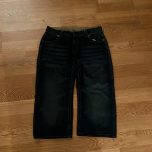 Ed Hardy jeans - Ett par ed Hardy jeans i storlek 40 har sytt upp dem men dem är bra skick säljer på grund av att dem inte kommer till andvändning💕