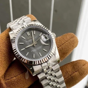 Custom seiko mod 36mm.          Kan ej skickas före 8 augusti  - This high-quality mechanical watch features an open case back, is water-resistant, and includes a bracelet with a micro-adjust feature for a perfect fit.