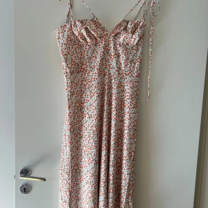 Adoore klänning - Helt ny med prislapp.   Jättefin nu till sommaren 🩷 Upplevs liten i storlek, passar S-M. 